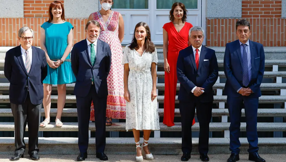 De izquierda a derecha, Francisco Marhuenda, José Creuheras, Doña Letizia, Andrés Navarro y Sergio Alonso. En la fila superior Raquel Bonilla, Belén Tobalina y Eva S. Corada