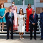 De izquierda a derecha, Francisco Marhuenda, José Creuheras, Doña Letizia, Andrés Navarro y Sergio Alonso. En la fila superior Raquel Bonilla, Belén Tobalina y Eva S. Corada