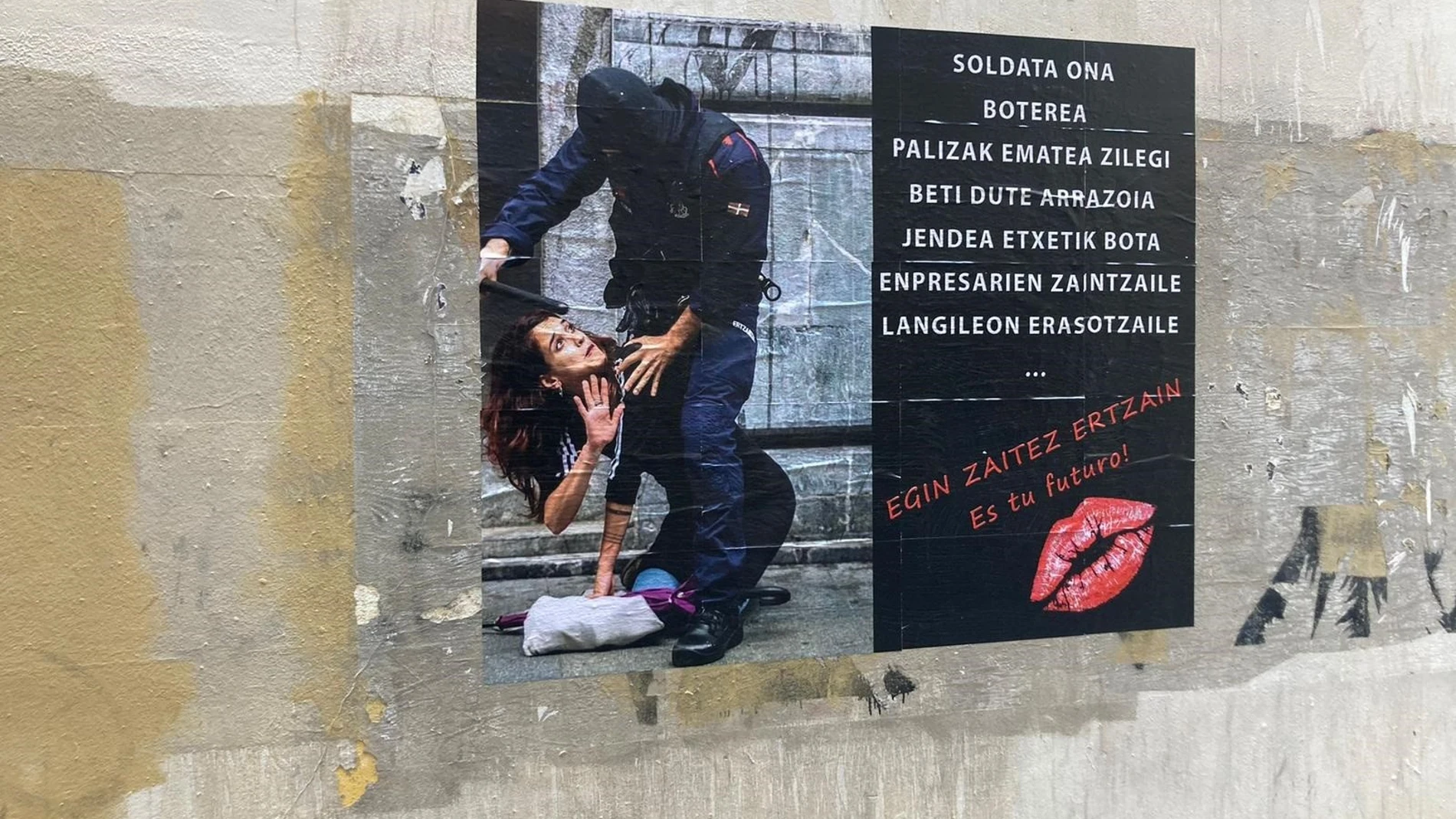 En el País Vasco se pueden ver en las paredes algunos carteles contra la Ertzaintza. ERNE 23/07/2022