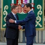 Luis Planas felicita a Juanma Moreno durante el acto de toma de posesión como presidente de la Junta de Andalucía