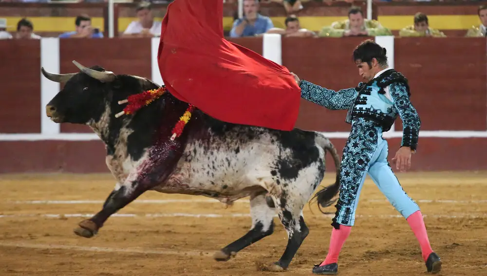 El diestro Cayetano Rivera Ordóñez durante una corrida celebrada este viernes en la plaza de toros de Fuengirola, en Málaga. EFE/Daniel Pérez (Foto de archivo)