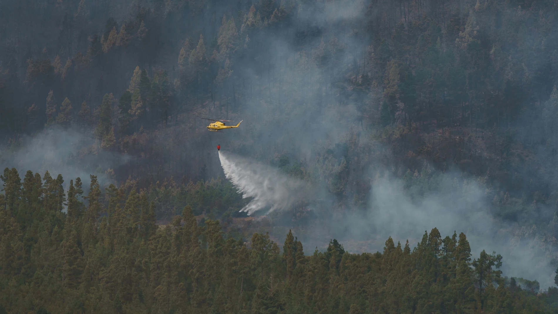 Imagen de archivo de un helicóptero combatiendo un fuego.