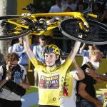 Jonas Vingegaard celebra su triunfo en el Tour con su mujer y su hija
