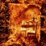 Las llamas envuelven una silla dentro de una casa en llamas mientras arde el incendio de Oak en el condado de Mariposa Las llamas envuelven una silla dentro de una casa en llamas mientras arde el incendio de Oak en el condado de Mariposa