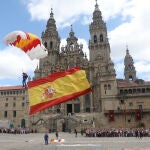 Imagen de archivo de un paracaidista aterrizando en el Obradorio tras la ofrenda al apóstol Santiago. 