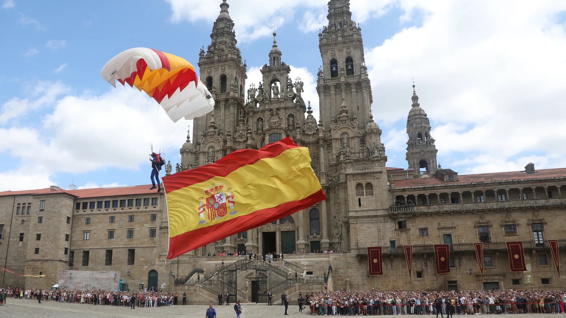 Imagen de archivo de un paracaidista aterrizando en el Obradorio tras la ofrenda al apóstol Santiago.