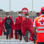 El buque de Salvamento marítimo Salvamar Al Nair rescató en Lanzarote una patera con 42 magrebíes (38 hombres, 3 mujeres y 1 niño), que pidieron auxilio al 112.