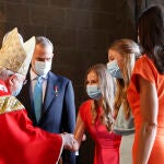 SANTIAGO DE COMPOSTELA, 25/07/2022.- Los reyes Felipe y Letizia, la princesa Leonor (c) y la infanta Sofía (2d) saludan a su llegada a la ofrenda al apóstol Santiago, uno de los actos más destacados de la festividad del 25 de julio, que supone un espaldarazo al año Xacobeo en el Día de Galicia, este lunes en la catedral de Santiago. EFE/ Lavandeira jr