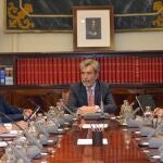 El presidente del Consejo General del Poder Judicial (CGPJ), Carlos Lesmes, durante la reunión del Pleno del Consejo General del Poder Judicial para decidir su respuesta a la iniciativa del PSOE para sortear el impedimento legal impuesto a este órgano para hacer nombramientos estando en funciones y poder nombrar así a dos magistrados del TC.