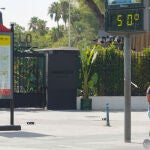 Un hombre con un patín a 50º en el Paseo de las Delicias de Sevilla