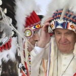 Francisco se coloca un gorro indio