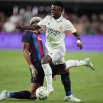 Vinícius, ante Araújo, en el últimos amistoso Real Madrid-Barcelona.