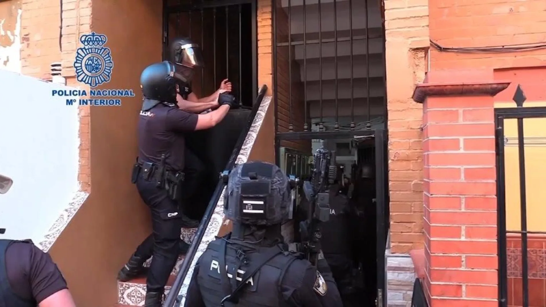 En la operación han intervenido un centenar de policías nacionales