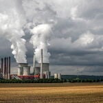La central eléctrica de lignito Neurath, operada por el proveedor de energía alemán RWE, cerca de Grevenbroich. El parlamento alemán aprobó a principios de este mes una normativa para prolongar el funcionamiento de las centrales eléctricas de carbón con el fin de cubrir el vacío y compensar la reducción del suministro de gas de Rusia a través de los gasoductos. La región minera de lignito de Renania, en el oeste de Alemania, es el mayor emisor de CO2 de Europa.