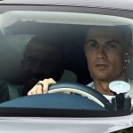 Cristiano Ronaldo llega al campo de entrenamiento del Manchester United