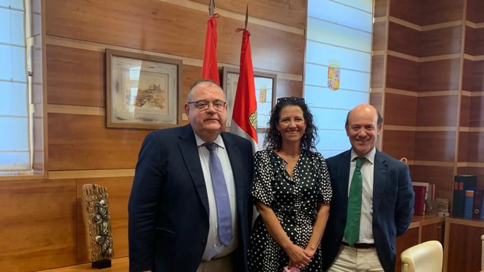 La presidenta la Federación Nacional de Higienistas Bucodentales -Hides-, Eva López de Castro, se reúne con el consejero de Sanidad, Alejandro Vázquez, y el gerente de Sacyl, Jesús García-Cruces