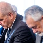 Los expresidentes andaluces Manuel Chaves (izda.)y José Antonio Griñán, durante el juicio de los ERE