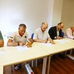 El presidente de la Asociación de Pizarristas de Castilla y León (Apical), Eliseo López (C), junto a los diferentes representantes sindicales y empresariales, durante la firma del preacuerdo del convenio del sector pizarra de Castilla y León
