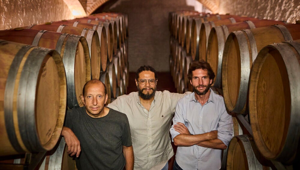 El bodeguero Jesús Figueroa junto a Alejandro González y Jorge Fernández, fundadores de Wine&Went