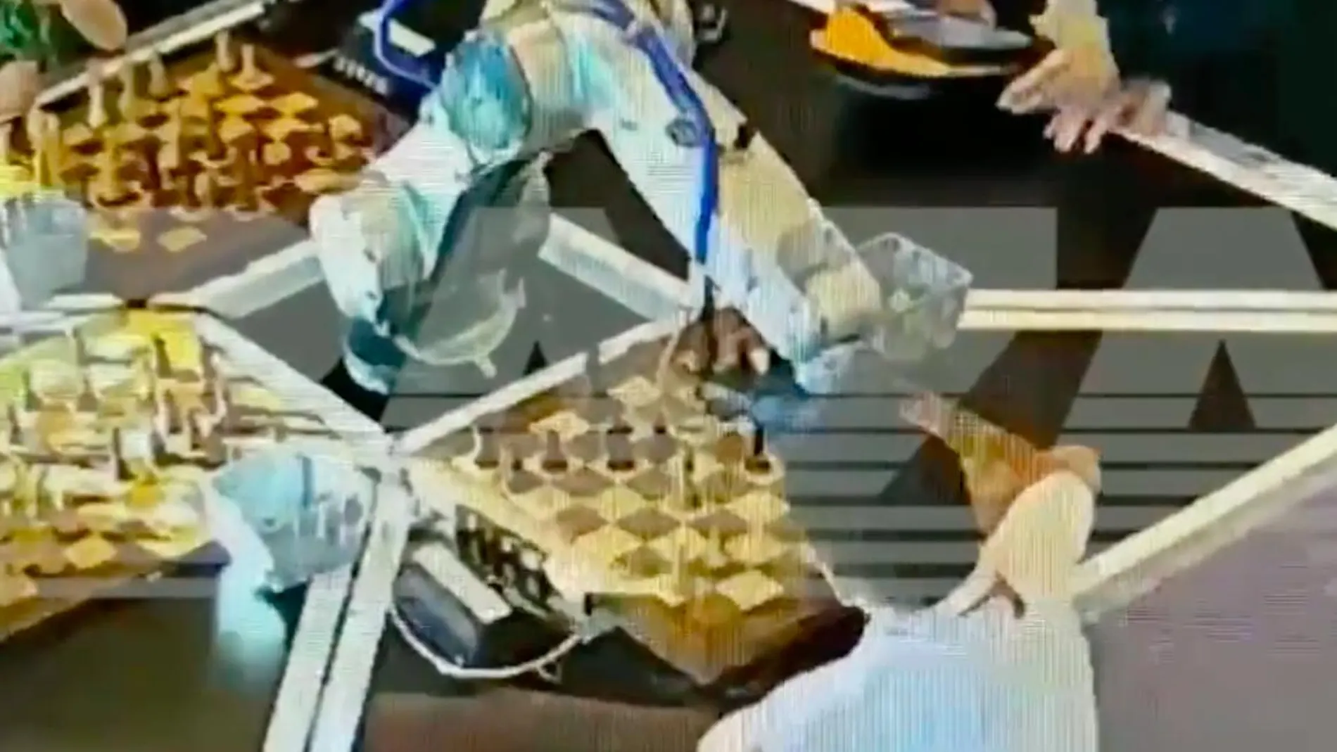 Momento en el que el robots atrapa el dedo del niño