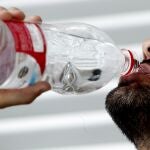 Un hombre bebiendo agua