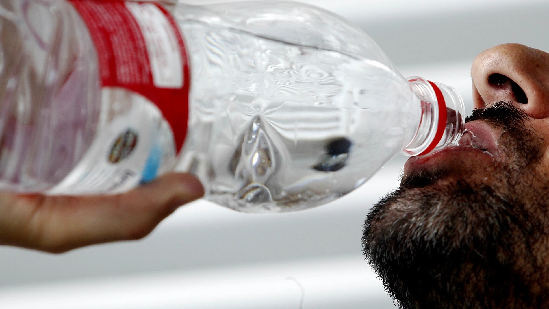 Un hombre bebiendo agua