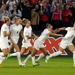 Las jugadoras inglesas felicitan a Lucy Bronze después de su gol