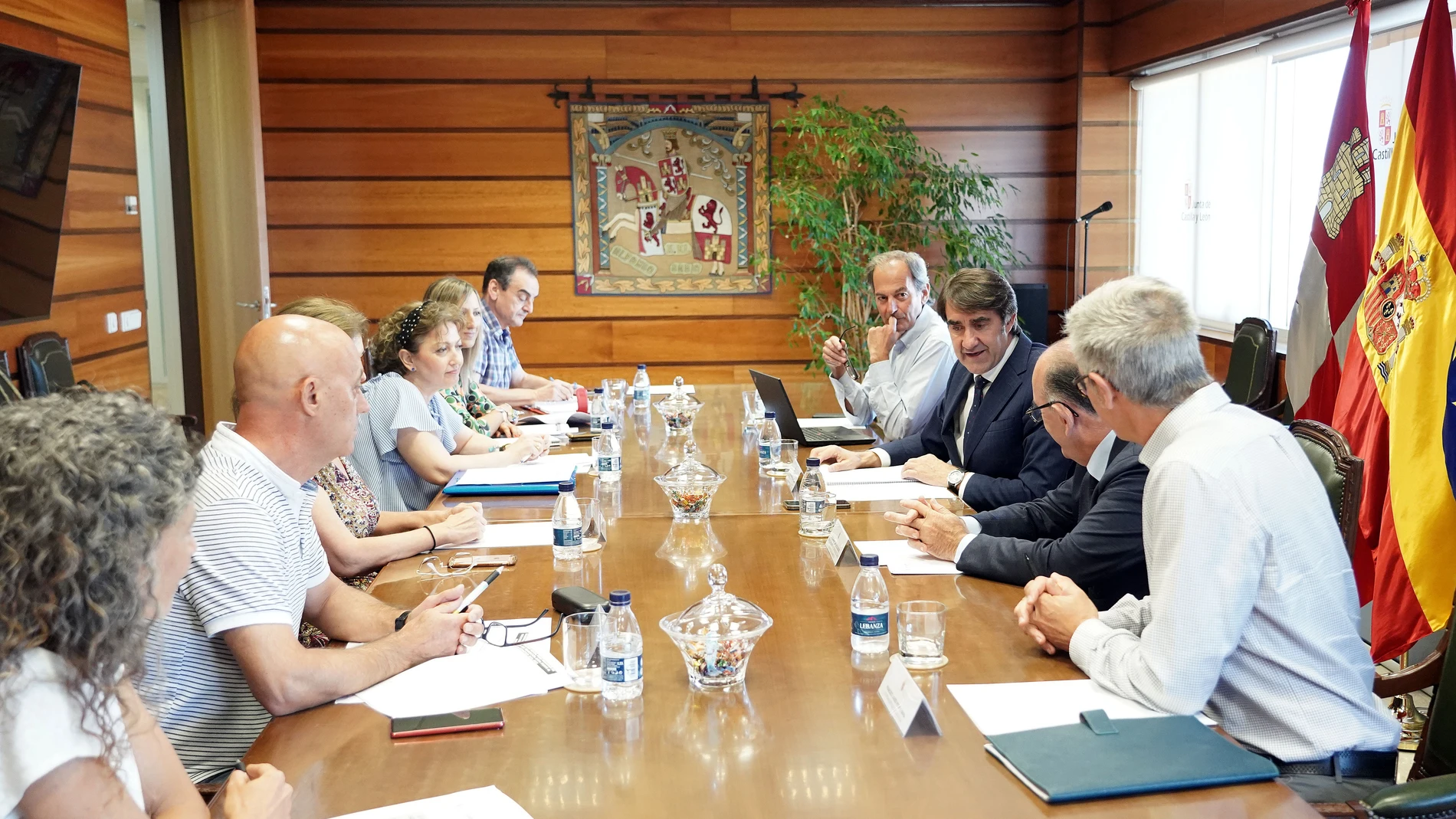 El consejero de Medio Ambiente, Vivienda y Ordenación del Territorio, Juan Carlos Suárez-Quiñones, preside la reunión del Diálogo Social para la Transición Justa