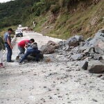 Vecinos de una aldea despejan piedras de una carretera tras un terremoto en Tinok hi-way, región de la Cordillera, en Filipinas