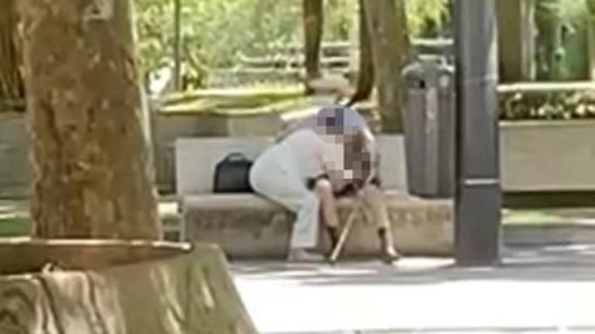 Momento captado por las viandantes de la pareja de ancianos en Zamora