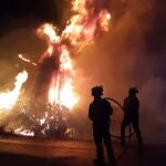 Efectivos del Plan Infoca actuando de madrugada en el incendio de San Roque