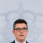 El ministro de Presidencia, Félix Bolaños durante la rueda de prensa en La Moncloa este miércoles tras la tercera reunión de la mesa de diálogo
