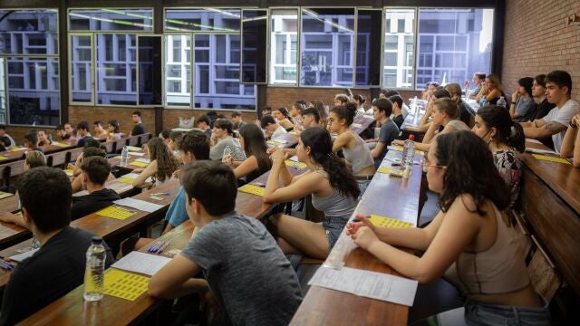 Varios alumnos en una clase en la Universitat de Barcelona David Zorrakino / Europa Press