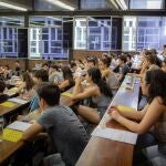 Varios alumnos en una clase en la Universitat de Barcelona David Zorrakino / Europa Press