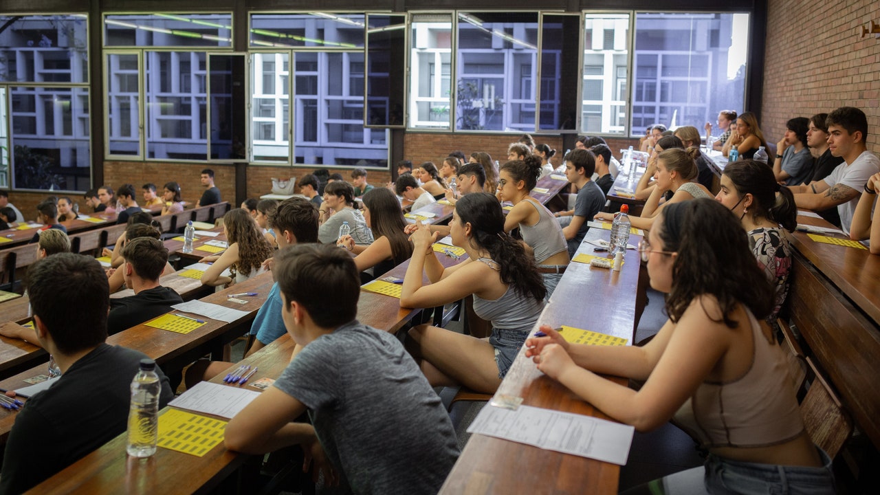 Entra en vigor la prohibición total de móviles en aulas catalanas: ¿a quién afecta?