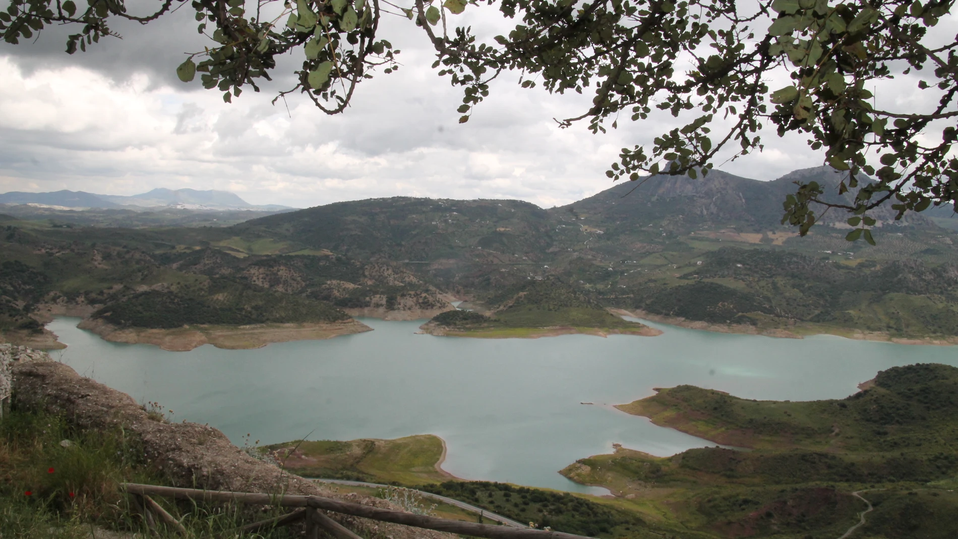 Un embalse de Andalucía con su caudal de agua bajo