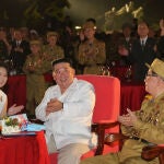 Una imagen sin fecha proporcionada por la agencia estatal de noticias de Corea del Norte (KCNA) muestra al líder norcoreano Kim Jong-un (C) y a su esposa Ri Sol Ju (L) asistiendo a una ceremonia frente al Memorial de la Guerra de Liberación de la Patria Victoriosa como parte de las celebraciones del 69º aniversario del Armisticio de la Guerra de Corea.