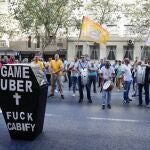 Un centenar de taxistas sevillanos protestan contra la plataforma de VTC Uber