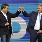 El presidente de Argentina, Alberto Fernandez, con Sergio Massa, nuevo superministro de Economía