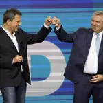 El presidente de Argentina, Alberto Fernandez, con Sergio Massa, nuevo superministro de Economía