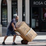 Un transportista acarrea mercancía en Bilbao