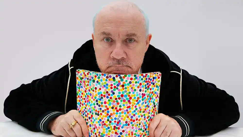 Damien Hirst, con una de sus obras del proyecto "The Currency"