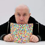 Damien Hirst, con una de sus obras del proyecto "The Currency"