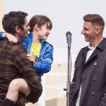 Antonio Pagudo, Luna Fulgencio y Joaquín, en una escena de "Héroes de barrio"