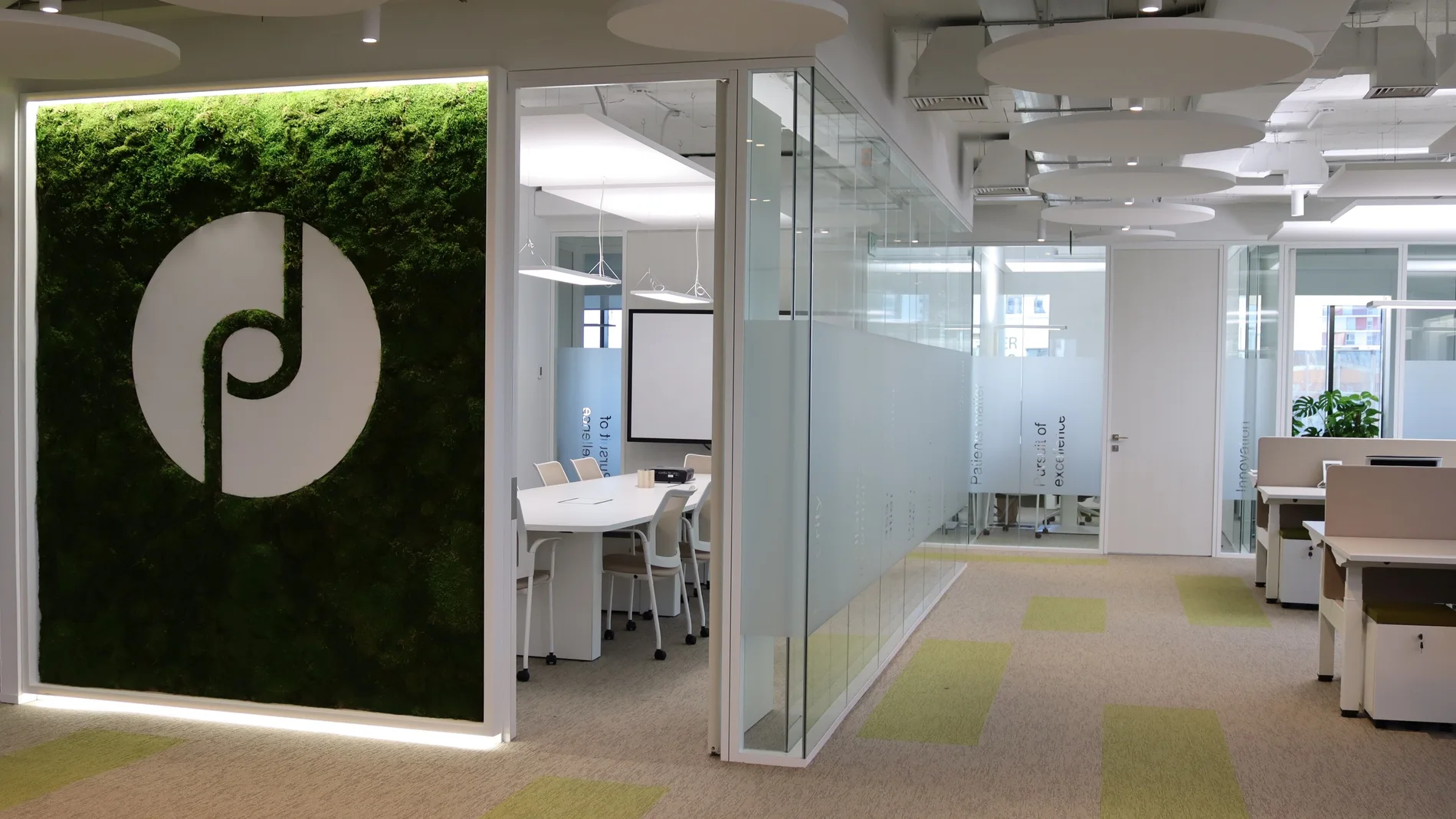 Interior de las oficinas de Jazz Pharmaceuticals en Madrid, un proyecto de Galöw Arquitectura Saludable