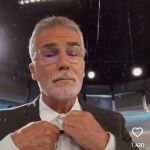 David Cantero hace un "striptease" al terminar los Informativos de Telecinco