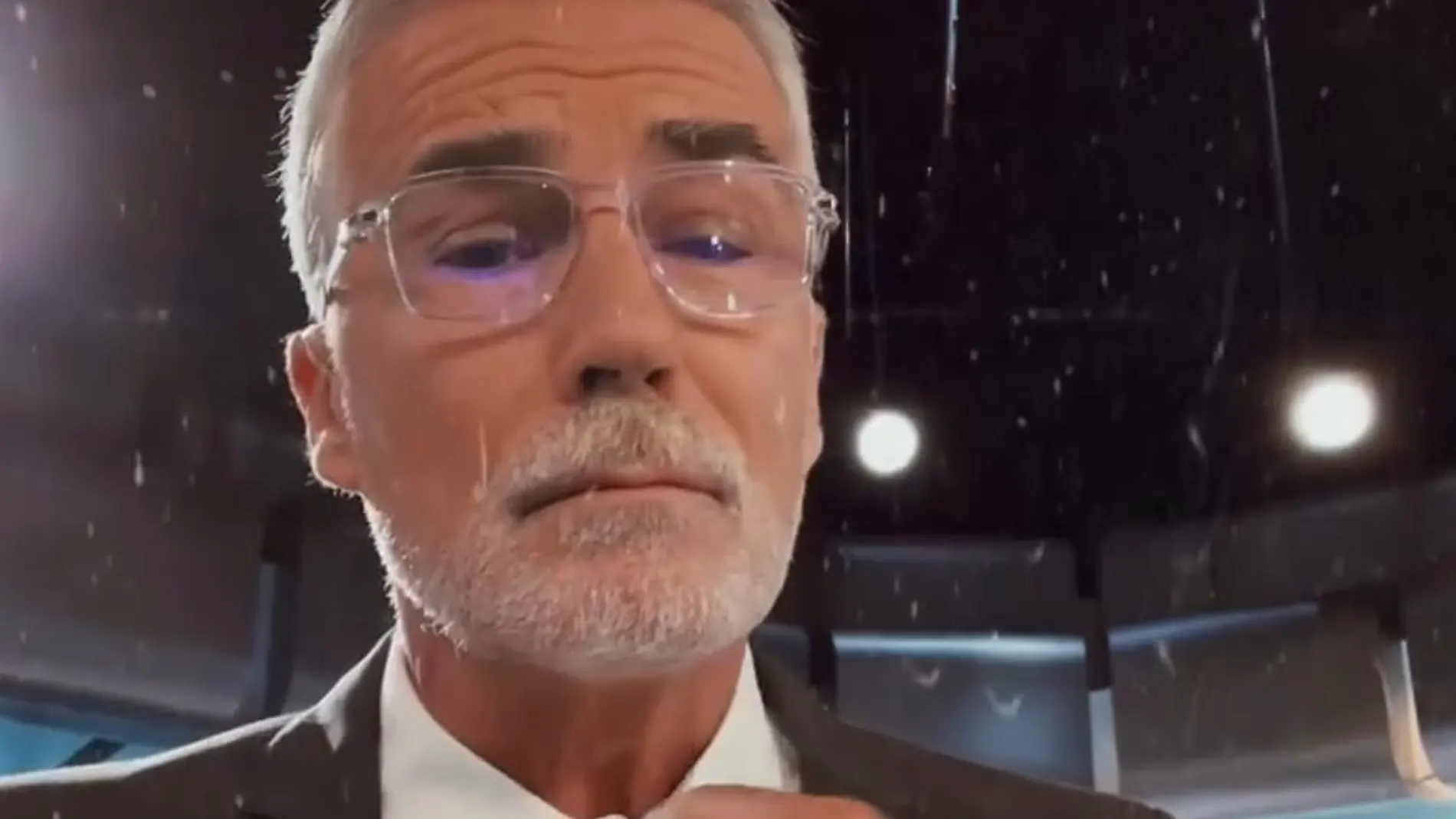 David Cantero hace un "striptease" al terminar los Informativos de Telecinco