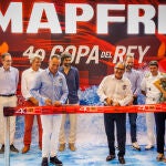 El director territorial de Mapfre en Baleares, Óscar Celada, y el presidente del Real Club Náutico de Palma (RCNP), Emerico Fuster, cortan la cinta durante la presentación oficial de la cuadragésima edición de la Copa del Rey Mapfre de vela