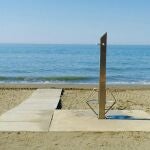 Una ducha situada en una playa de Rincón de la Victoria (Málaga)