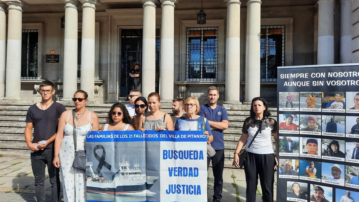 Familiares de víctimas del ''Villa de Pitanxo'' se concentran ante la Subdelegación del Gobierno de Pontevedra el pasado 29 de julio